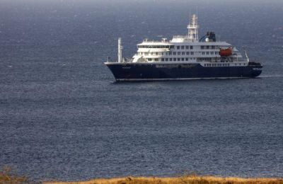 Η Ισπανία δέχθηκε το πλοίο για ανθρωπιστικούς λόγους, ενώ ο Παγκόσμιος Οργανισμός Υγείας εξήγησε ότι το Πράσινο Ακρωτήριο δεν μπορούσε να διαχειριστεί την επιχείρηση.