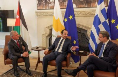 Στο Αμμάν για την 5η Τριμερή Συνάντηση συναντιούνται σήμερα ο Βασιλιάς της Ιορδανία, με τον Νίκο Χριστοδουλίδη και τον Κυριάκο Μητσοτάκη.