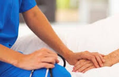 Απομάκρυνση νοσηλευτή από καθήκοντα μετά από καταγγελία οικογένειας ασθενούς, εν αναμονή διερεύνησης.