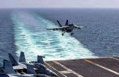 Μαχητικά αεροσκάφη στο αεροπλανοφόρο USS Abraham Lincoln.