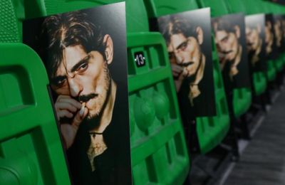 Χαρτόνια με το πρόσωπο του Δημήτρη Γιαννακόπουλου στο T-Center!