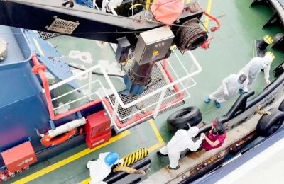 Υγειονομικοί στο κρουαζιερόπλοιο MV Hondius μετά τον θάνατο τριών επιβατών που διαγνώστηκαν με χανταϊό.