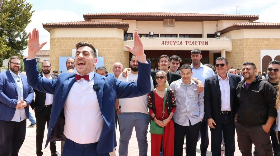 Ο Φειδίας Παναγιώτου επικαλέστηκε τον Αϊνστάιν στην κατάθεση των υποψηφιοτήτων της Άμεσης Δημοκρατίας στη Λευκωσία και δεν φαίνεται να έπεισε το κοινό