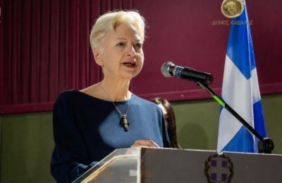 «Αν δεν είναι αυτό εξαπάτηση του κόσμου, τότε δεν υπάρχει λόγος οιασδήποτε αντίστασης. Φωτοβολταϊκά για όλους. Αιδώς Αργείοι!», έγραψε η Ελένη Θεοχάρους