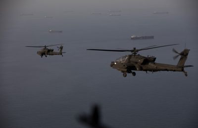 Αμερικανικά ελικόπτερα Απάτσι πετούν πάνω από τα Στενά του Ορμούζ, κατά τη διάρκεια περιπολίας.