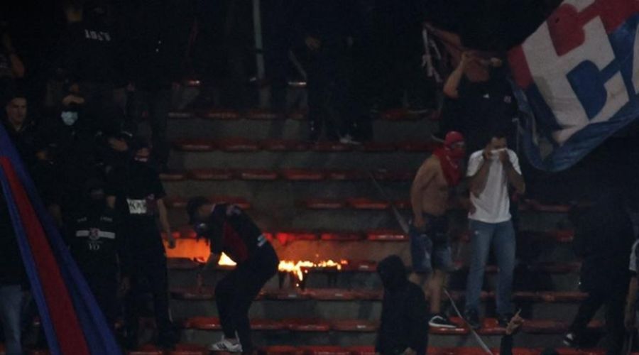 Χαμός σε ματς στην Κολομβία, ντου των οπαδών και διακοπή (vid)