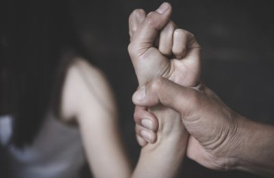 Κακοποιούσε την 14χρονη αυτιστική κόρη της για χρόνια