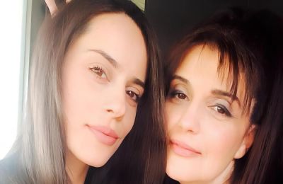  Παρά το βαρύ πένθος, η ίδια φαίνεται να κρατά ζωντανή τη μνήμη της μητέρας της