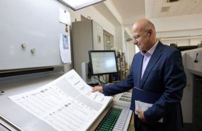 Ο Γενικός Έφορος Εκλογών Ελίκκος Ηλία.