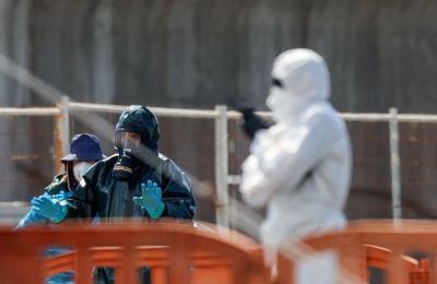 Υγειονομικοί στο Πράσινο Ακρωτήριο απομακρύνουν ασθενείς από το κρουαζιερόπλοιο. 