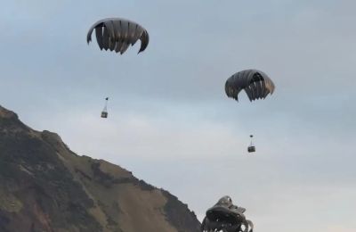 Έξι αλεξιπτωτιστές, ένας σύμβουλος της RAF και μία νοσηλεύτρια του στρατού μεταφέρθηκαν με ειδική πτήση στο απομονωμένο νησί.