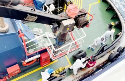 Υγειονομικοί στο κρουαζιερόπλοιο MV Hondius μετά τον θάνατο τριών επιβατών που διαγνώστηκαν με χανταϊό.