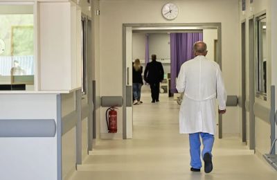 Σε μονάδα αρνητικής πίεσης βρίσκεται ο Έλληνας επιβάτης.
