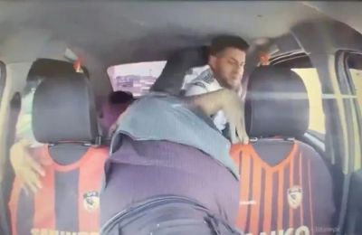 Οδηγός ταξί στην Τουρκία κατάφερε να σταματήσει άνδρα με κυνηγετικό όπλο.