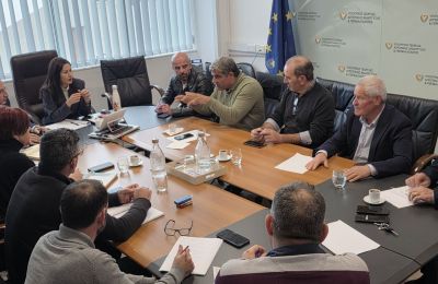 «Δεχόμαστε να είμαστε λαϊκιστές όταν λέμε την αλήθεια, δεχόμαστε να είμαστε λαϊκιστές όταν διεκδικούμε το δίκαιο και τον αγώνα μας», τόνισαν οι κτηνοτρόφοι.