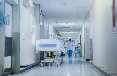 Ο ΠΟΥ σημειώνει επίσης ότι οι άνδρες επηρεάστηκαν περισσότερο συγκριτικά με τις γυναίκες