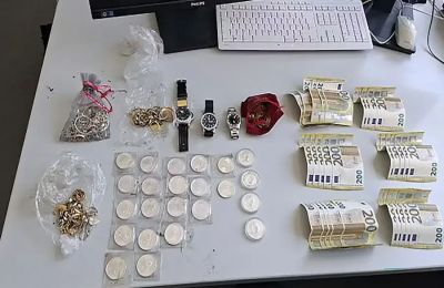 Παιδί νηπιαγωγείου ανακάλυψε χρήματα και χρυσαφικά ενώ έπαιζε.
