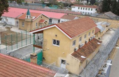 Νέο περιστατικό βίας καταγγέλλεται στις Κεντρικές Φυλακές, με κρατούμενο να φέρει τραύματα μετά από επίθεση συγκρατουμένων.