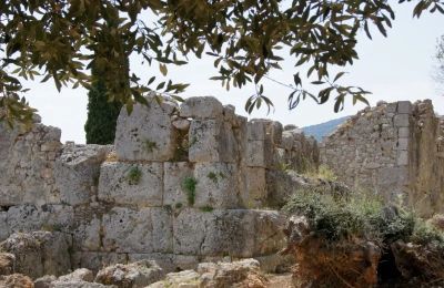 Ξεχωρίζει μία επιγραφή σφραγισμένη με το όνομα [ΟΔ]ΥCCEOC σε γενική πτώση και ακόμη μία εγχάρακτη αφιέρωση με το πιθανό όνομα του ήρωα στη δοτική (ΟΔΥC[CEI).