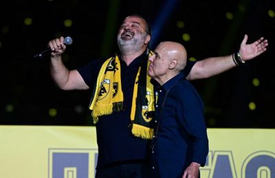 Τραγούδησε για την ΑΕΚ ο Ηλιόπουλος
