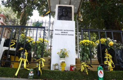 ΑΕΚ: Η κούπα στο μνημείο του Μιχάλη Κατσούρη