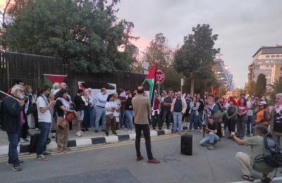 Μέλη της ομάδας Global Sumud Cyprus πραγματοποίησαν διαμαρτυρία αλληλεγγύης στο Προεδρικό Μέγαρο.