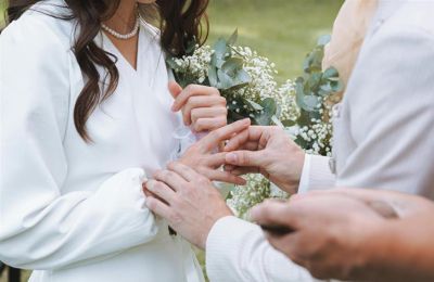 Το “Married at First Sight U.K.” είναι ένα ριάλιτι σχέσεων, όπου ειδικοί αντιστοιχίζουν άγνωστους μεταξύ τους ανθρώπους, οι οποίοι γνωρίζονται για πρώτη φορά στην εκκλησία την ημέρα του γάμου τους.
