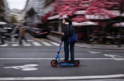 Οι νέες ρυθμίσεις επεκτείνουν τις αρμοδιότητες των Δημοτικών και Κοινοτικών Αρχών σε θέματα ελέγχου και διαχείρισης των συσκευών προσωπικής κινητικότητας.