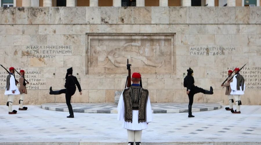 H αλλαγή της προεδρικής φρουράς στο Σύνταγμα, στις 19 Μαΐου, έγινε από εύζωνες με ποντιακή ενδυμασία (Πηγή: iefimerida.gr)