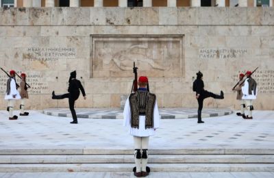H αλλαγή της προεδρικής φρουράς στο Σύνταγμα, στις 19 Μαΐου, έγινε από εύζωνες με ποντιακή ενδυμασία (Πηγή: iefimerida.gr)