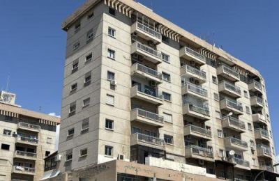 Σε επιφυλακή βρίσκονται οι Αρχές στη Λάρνακα μετά την απόφαση εκκένωσης πολυκατοικίας που θεωρείται επικίνδυνη για τους κατοίκους και τους περίοικους.