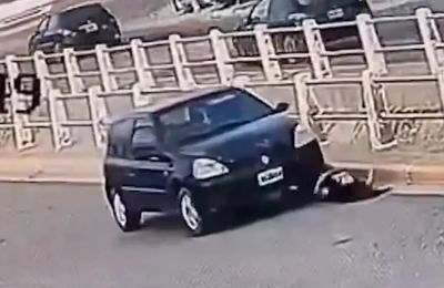 Οι Αρχές κατέσχεσαν το αυτοκίνητο.