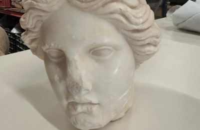 Βρήκαν λευκό μαρμάρινο κεφάλι της θεάς Αφροδίτης θαμμένο σε παραλία.
