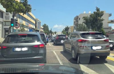 Ένα καθημερινό οδικό φαινόμενο στη Λεμεσό, όπου το κυκλοφοριακό πρόβλημα δεν πάει άλλο (Φωτογραφία: Η ΛΕΜΕΣΟΣ στο Facebook)
