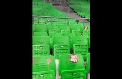 Γέμισε αυτοκόλλητα του Ολυμπιακού το Telekom Center (vid)