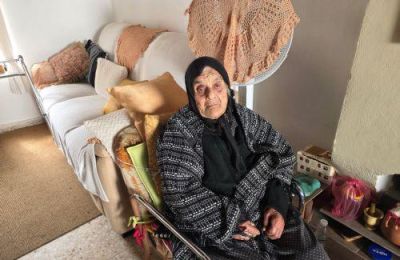 Με αξιοπρέπεια και πίστη στη ζωή, η 105χρονη Αργυρή Αχιλλέα ετοιμάζεται να βρεθεί ξανά στην κάλπη, κουβαλώντας μαζί της έναν ολόκληρο αιώνα ιστορίας και μνήμης.