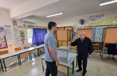 Ο πρώην πρόεδρος της Βουλής Γιάννης Ομήρου κατά την άσκηση του εκλογικού του δικαίωματος.