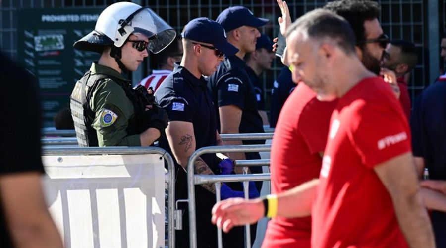 Ένταση και κυνηγητό έξω από το Telekom Center πριν τον τελικό!