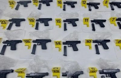 Τα όπλα που βρέθηκαν, τα οποία οι Τούρκοι εφοδίαζαν την τουρκική μαφία.