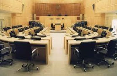 Πέντε δημοσιογράφοι στα έδρανα της Βουλής