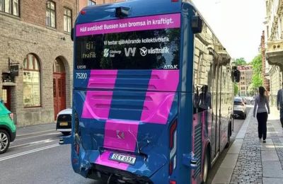 Λεωφορείο χωρίς οδηγό προσέκρουσε σε τραμ.
