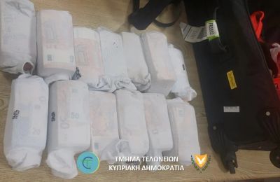 Λειτουργοί του Τμήματος Τελωνείων στο αεροδρόμιο Πάφου εντόπισαν και κατέσχεσαν €199.950 σε μετρητά.