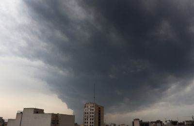 Οι αμερικανικές επιδρομές στο νότιο Ιράν προκάλεσαν έντονες αντιδράσεις, με την Τεχεράνη να κάνει λόγο για παραβίαση της εκεχειρίας.