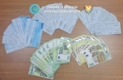 Μεγάλο χρηματικό ποσό και επιταγές κατασχέθηκαν, με την υπόθεση να διερευνάται από τον Τομέα Διερευνήσεων Αρχιτελωνείου.