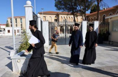 Οι δύο κατηγορούμενοι μοναχοί παραμένουν ελεύθεροι υπό όρους.