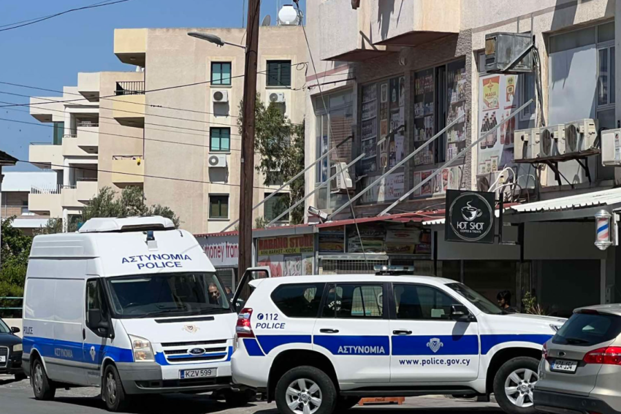&Mu;&epsilon; &sigma;&omicron;&beta;&alpha;&rho;ή &kappa;&rho;&alpha;&nu;&iota;&omicron;&epsilon;&gamma;&kappa;&epsilon;&phi;&alpha;&lambda;&iota;&kappa;ή &kappa;ά&kappa;&omega;&sigma;&eta; &omicron; έ&nu;&alpha;&sigmaf; &epsilon;&kappa; &tau;&omega;&nu; &alpha;&lambda;&lambda;&omicron;&delta;&alpha;&pi;ώ&nu;