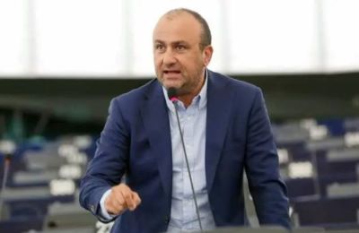 Ξέσπασμα Παπαδάκη: «Ο μέγας παραμυθάς να παραπεμφθεί άμεσα»