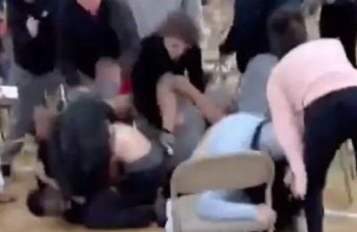 Άγρια επίθεση μεταξύ γυναικών σε νηπιαγωγείο.