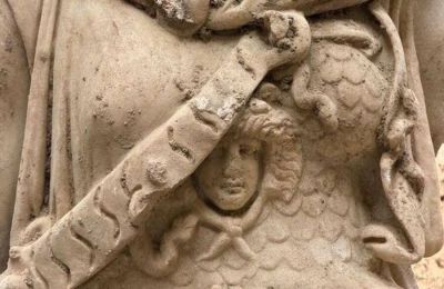 Αρχαιολόγοι εντόπισαν άγαλμα της θεάς Αθηνάς πεσμένο μπρούμυτα ανάμεσα σε συντρίμμια στην περιοχή postskene.