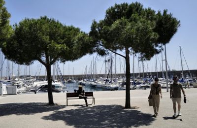 Οι θερμοκρασίες που ξεπερνούν τα εποχικά όρια και έχουν οδηγήσει σε προειδοποιήσεις και αυξημένες εισαγωγές στα νοσοκομεία.